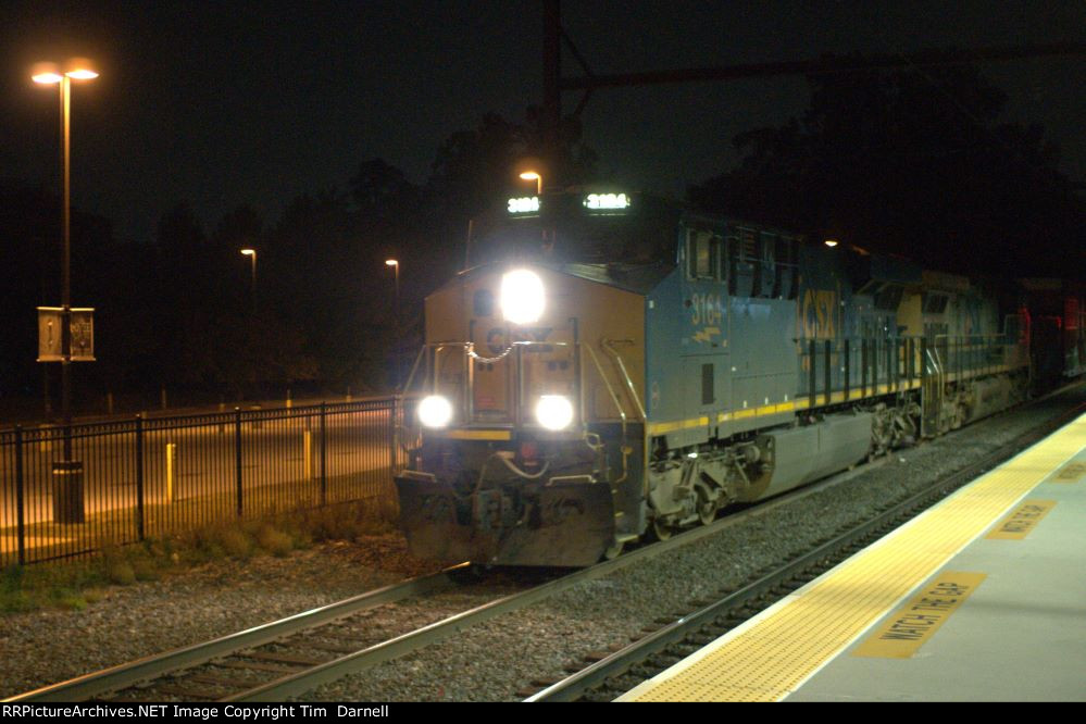 CSX 3164 leads M404